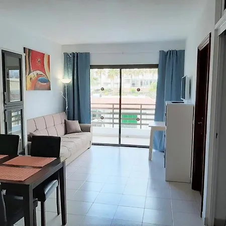 Apartamento 100 Meters From The Beach. *